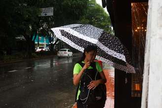 Frente fria mantém chuva e temperaturas mais baixas em áreas do Sudeste nos próximos dias.