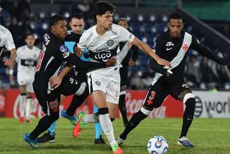 Disputa de bola em Olímpia x Vasco da Gama 