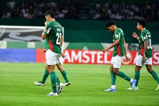 Jogadores do Palmeiras lamentam derrota diante do Cerro Porteño, em casa, pela fase de grupos da Libertadores