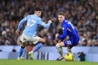 Cole Palmer e Phil Foden atuando por seus clubes.