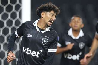 Medina comemorando o primeiro gol do Botafogo 