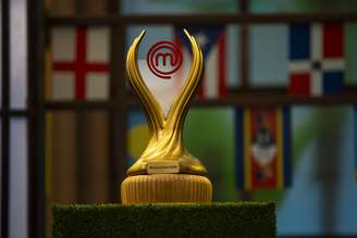 Vinte e quatro concorrentes vão lutar para conquistar o troféu de MasterChef Brasil