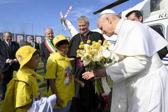 Papa Leão XIV cumprimenta crianças em Acerra, na "Terra dos Fogos"