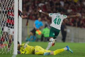 Allan, do Palmeiras, comemora gol marcado sobre o Flamengo no Maracanã, pelo Brasileirão 2026.