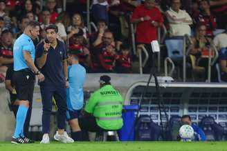 Abel Ferreira reclama durante partida com o Flamengo, no Maracanã.