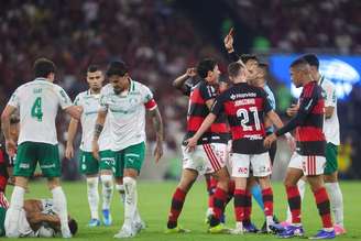 Árbitro Davi Oliveira de Lacerda expulsa Carrascal após exagero em dividida com Murilo.