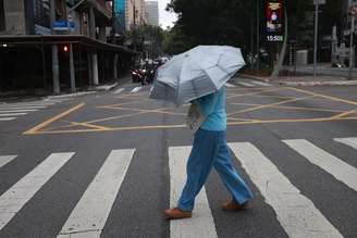 Registro de dia frio e chuva fina na cidade de São Paulo.