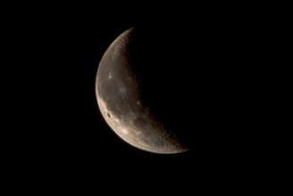 A fase Crescente favorece a visualização de crateras e detalhes da superfície lunar 