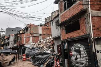 Explosão provocada em obra da Sabesp no Jaguaré, zona oeste, deixou várias casas destruídas e outras, interditadas