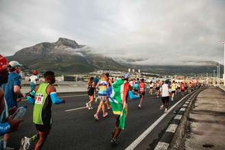 Maratona de Cape Town reúne 27 mil corredores (Foto: James Heron)
