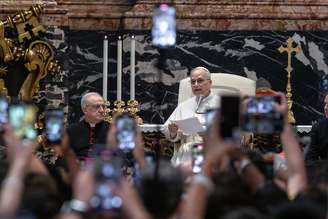 Papa Leão durante audiência. Em sua frente, várias pessoas usam celulares para filmá-lo.