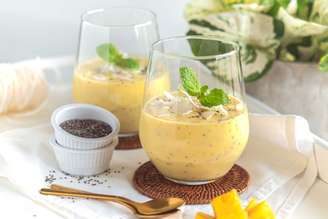 Vitamina de manga com chia e aveia