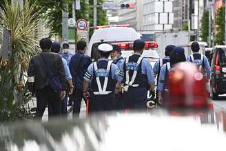 Policiais e equipes de emergência se reúnem em frente ao complexo comercial GINZA SIX, no distrito de Ginza, em Tóquio, Japão, em 25 de maio de 2026, após várias pessoas relatarem mal-estar durante um incidente envolvendo uma possível substância irritante.