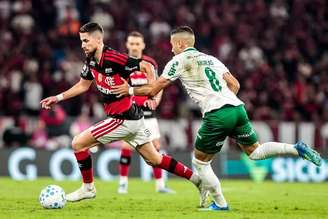 Jorginho sofre falta de Andreas Pereira, do Palmeiras