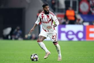 Rodinei em partida pelo Olympiacos contra o Bayer Leverkusen, pelos play-offs da Champions League 2025/26 