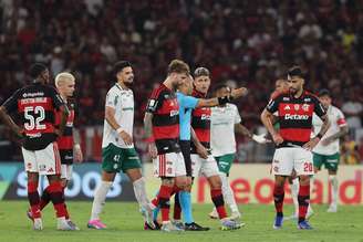 Da esquerda para a direita, os jogadores do Flamengo: Evertton Araújo, Guillermo Varela, Léo Pereira, Jorge Carrascal e Lucas Paquetá 