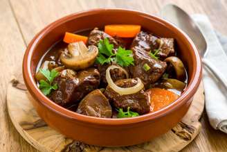 Carne de panela com cogumelo e cenoura