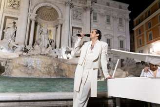 Achille Lauro durante apresentação na Fontana di Trevi, em Roma