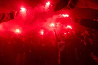Torcida do Corinthians festeja expulsão de Andrés Sanchez.