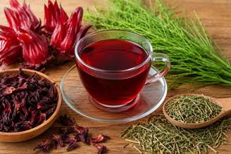 Chá de hibisco com cavalinha: a mistura refrescante para começar bem o dia