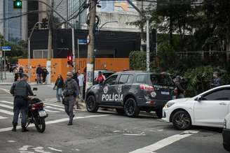 Policiais Militares realizam a operação "Impacto Total", no Largo da Batata, no bairro de Pinheiros, para combater e prevenir crimes e roubos com motocicletas na região.