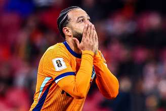 Memphis comemora gol pela Holanda
