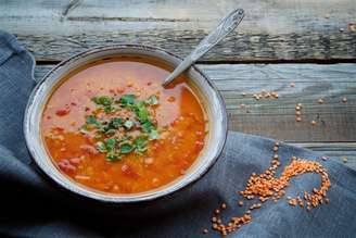 Sopa detox de lentilha vermelha