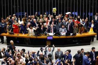 Câmara aprovou PEC que acaba com escala 6x1 e reduz jornada de trabalho para 40h semanais