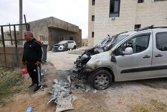 Colonos israelenses atearam fogo em mesquita e carro na Cisjordânia em 15 de maio