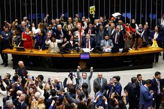 Câmara conclui votação e PEC que acaba com escala 6x1 e reduz jornada pra 40h segue para o Senado