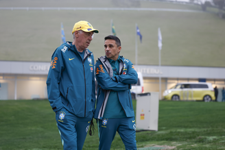 Carlo Ancelotti e Rodrigo Caetano durante treino da Seleção na Granja Comary
