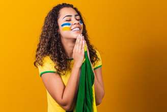 Quando futebol, fé e simbolismo se encontram, o brasileiro transforma qualquer partida em algo muito maior do que apenas um jogo