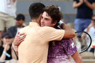 Fonseca e Djokovic se abraçam em quadra em Roland Garros
