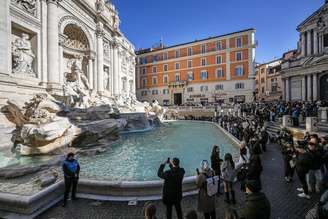 Águas da Fontana di Trevi voltam a ser 'alvo' de turistas pela 2ª vez em maio