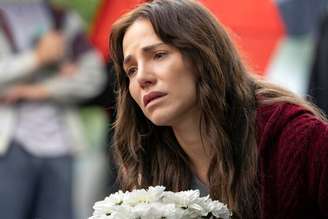 No enterro de Carlos ( Jesuíta Barbosa ), Adriana ( Leticia Colin ) se despede com uma flor