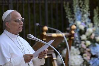 Líder da Igreja Católica rezou um terço pela paz no Vaticano