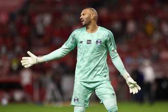 O goleiro titular do Grêmio, Weverton.