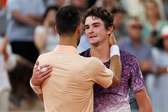 Noavk Djokovic cumprimentou João Fonseca após duelo em Roland Garros