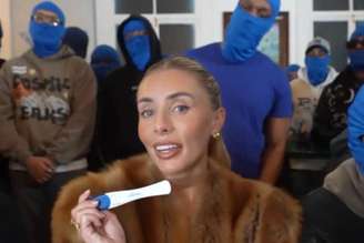 Bonnie Blue, influenciadora, confirma sua gravidez por meio de teste