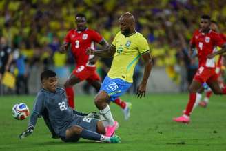 Igor Thiago sofreu pênalti e cobrou a penalidade no Maracanã.