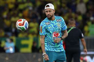 Lesionado, Neymar participa de aquecimento da Seleção Brasileira antes do amistoso contra o Panamá, no Maracanã, neste domingo, 31