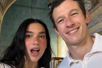 Dua Lipa e Callum fazem selfie durante casamento de amiga