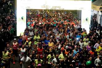 Largada da maratona no domingo, com o dia ainda escuro (Foto: Fernanda Paradizo)