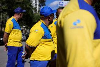 Funcionários dos Correios, durante manifestação contra pacote de medidas e redução de salários dos trabalhadores
