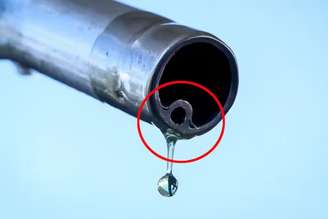 Um pequeno furo na mangueira de gasolina tem evitado derramamentos de combustível há décadas, sem a necessidade de componentes eletrônicos.