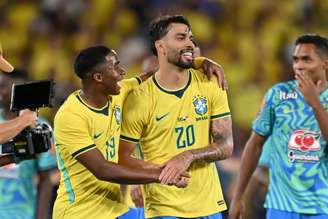 Lucas Paquetá é abraçado pelos companheiros após marcar no amistoso entre Brasil e Panamá