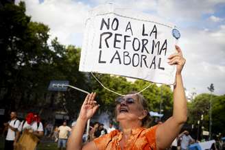 Manifestantes argentinos se reúnem em frente ao Congresso Nacional para protestar contra a reforma trabalhista.