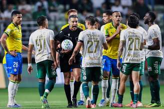 O árbitro Felipe Fernandes de Lima decidiu revisar as imagens por conta própria e anulou o empate contra o Palmeiras.