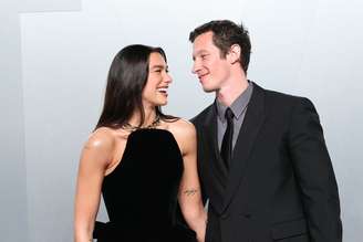 Dua Lipa e Callum Turner posa para foto durante tapete vermelho de premiação