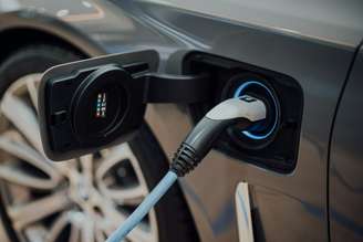 A rápida expansão dos veículos elétricos transformou a China em uma das maiores potências da indústria automotiva mundial, mas também trouxe um novo desafio relacionado ao destino das baterias que chegam ao fim de sua vida útil. Após anos de crescimento acelerado das vendas de automóveis movidos a eletricidade, o país agora se prepara para lidar com um volume crescente de equipamentos descartados. De acordo com estimativas divulgadas pelo Ministério da Indústria e Tecnologia da Informação, a quantidade anual de baterias retiradas de circulação deverá ultrapassar 1 milhão de toneladas até 2030, cenário que exige planejamento e fiscalização em larga escala.